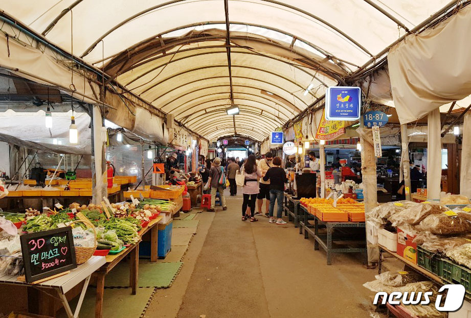 카드단말기 설치 14% 제주 오일장, 재난지원금 특수 남의 일