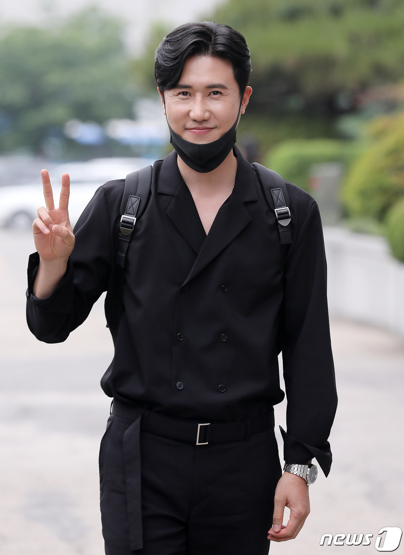 신성 귀엽게 브이