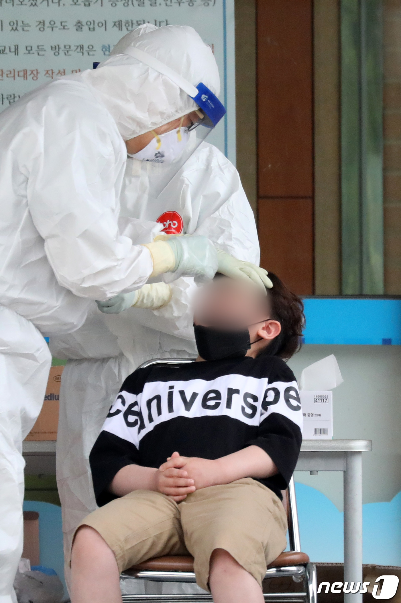 안양 코로나19 확진자 발생에 검사받는 초등학생