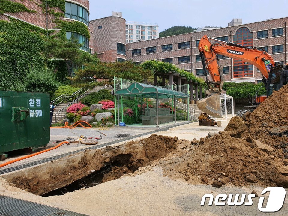 광양 초등학교 운동장서 공사 중 도시가스 배관 파손 아찔