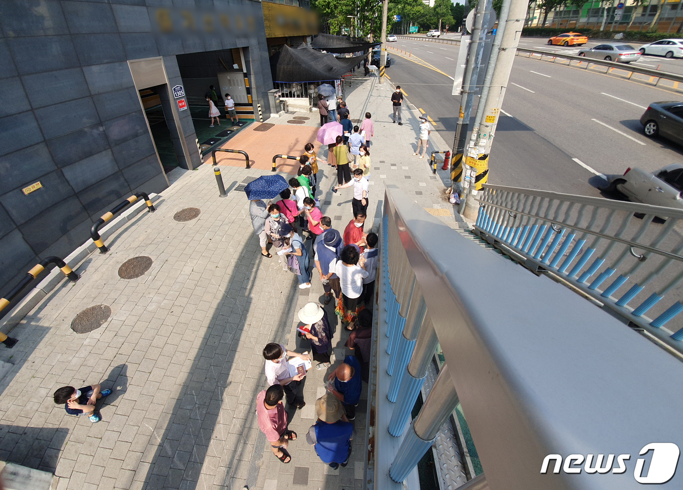 전수검사하는 중국동포교회 쉼터
