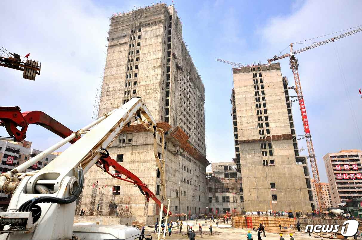 북한, 평양종합병원 건설 현장 조명…콘크리트 공사 90% 완료