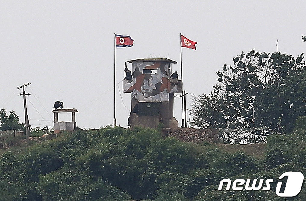 인공기 펄럭이는 북한군 초소
