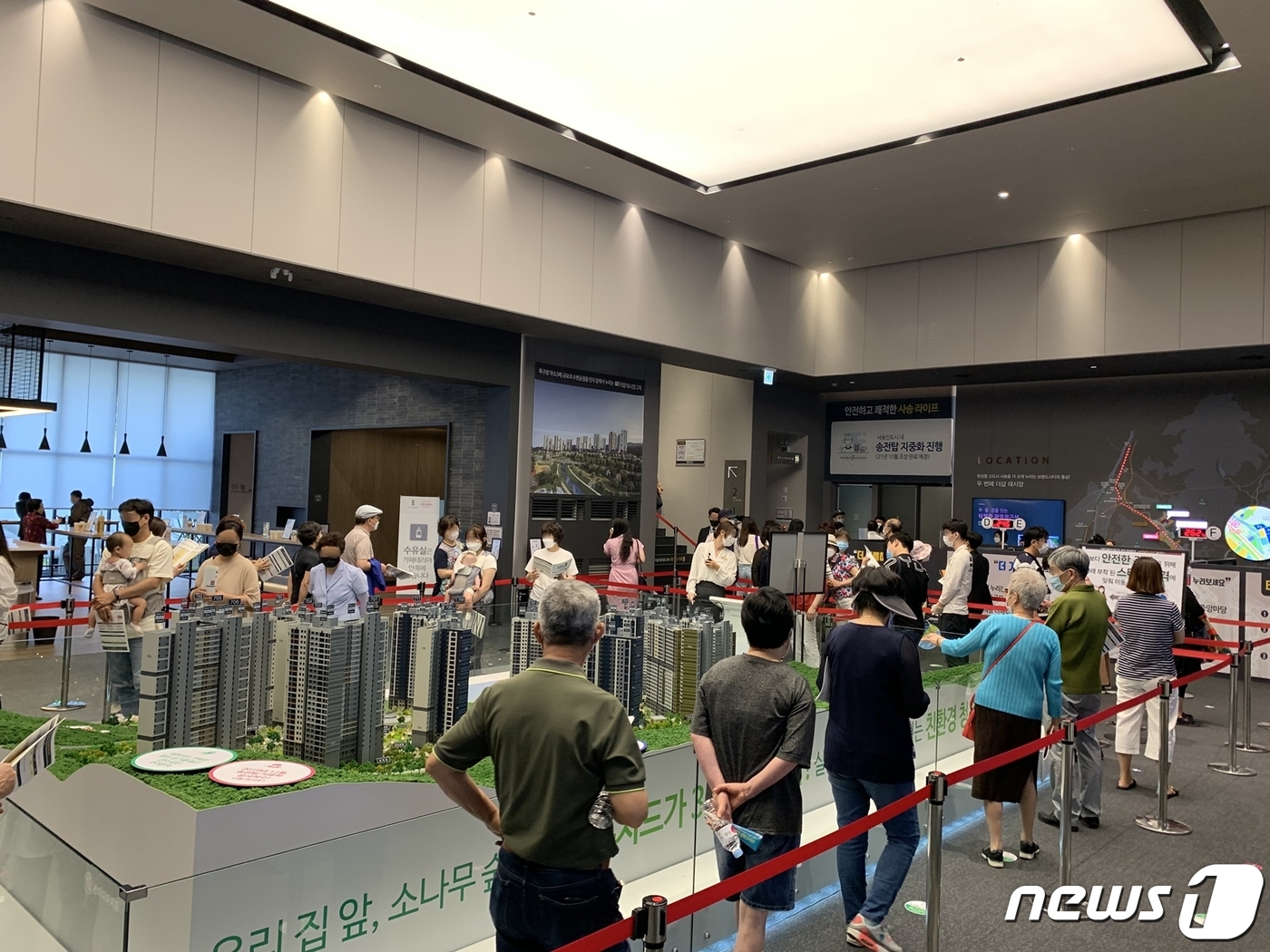 경남 양산 사송 더샵 데시앙 2차에 주말 1만명 운집…방역도 모범