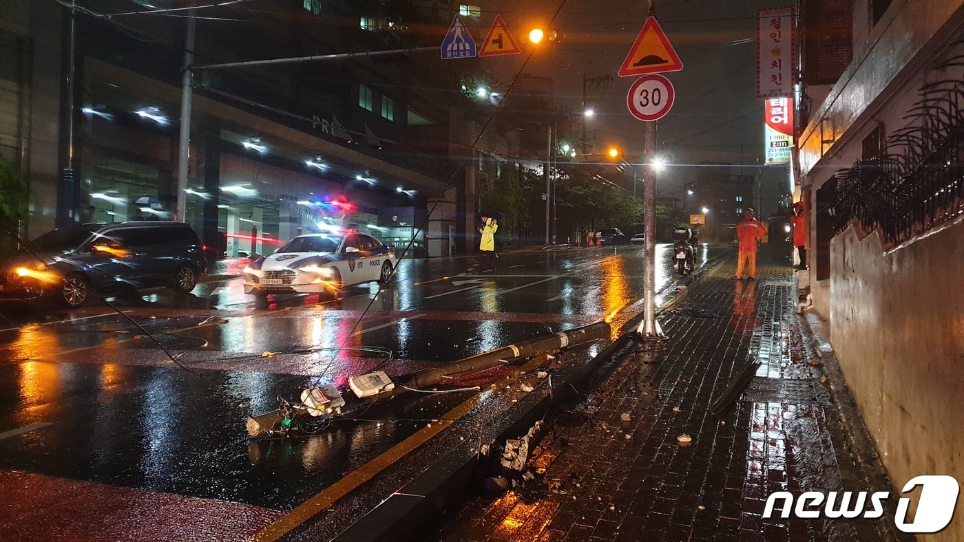 부산 사하구...비바람에 쓰러진 통신주