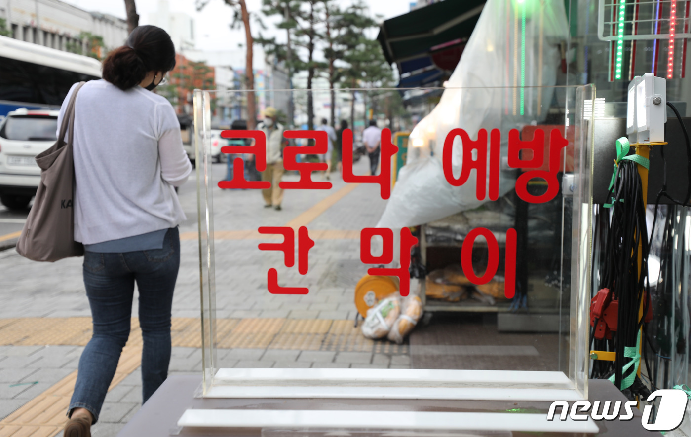 투명칸막이 설치하면 비말 99.9% 차단