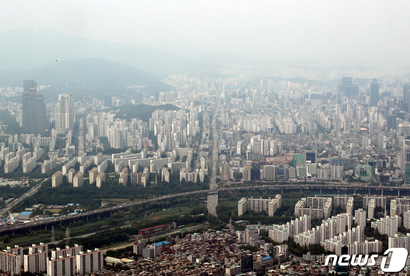 서울 대규모 아파트 추려보니…文정부 3년간 4.5억원↑ 역대 최고(종합)