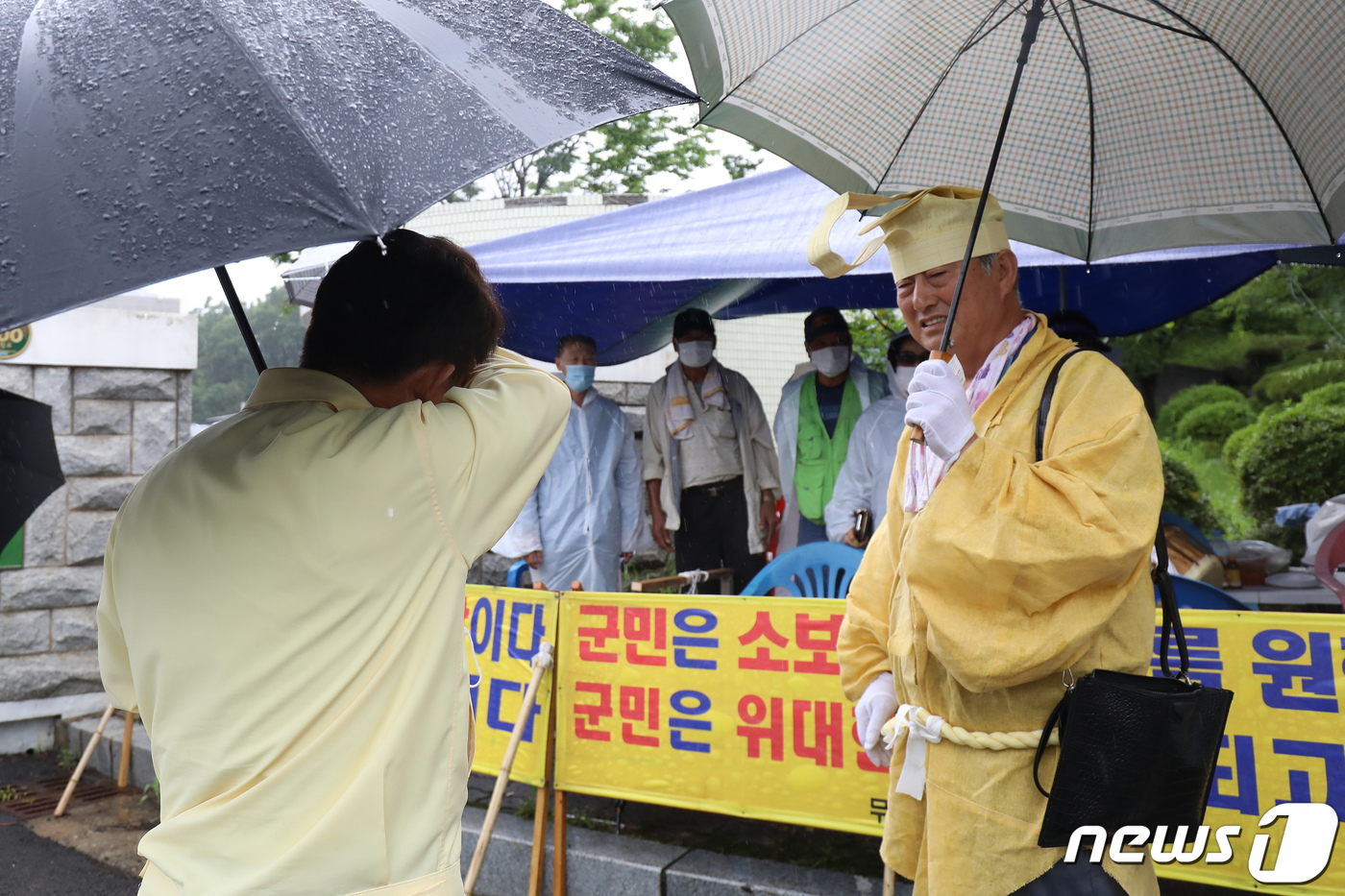 뒤돌아 눈물 닦는 권영진 대구시장