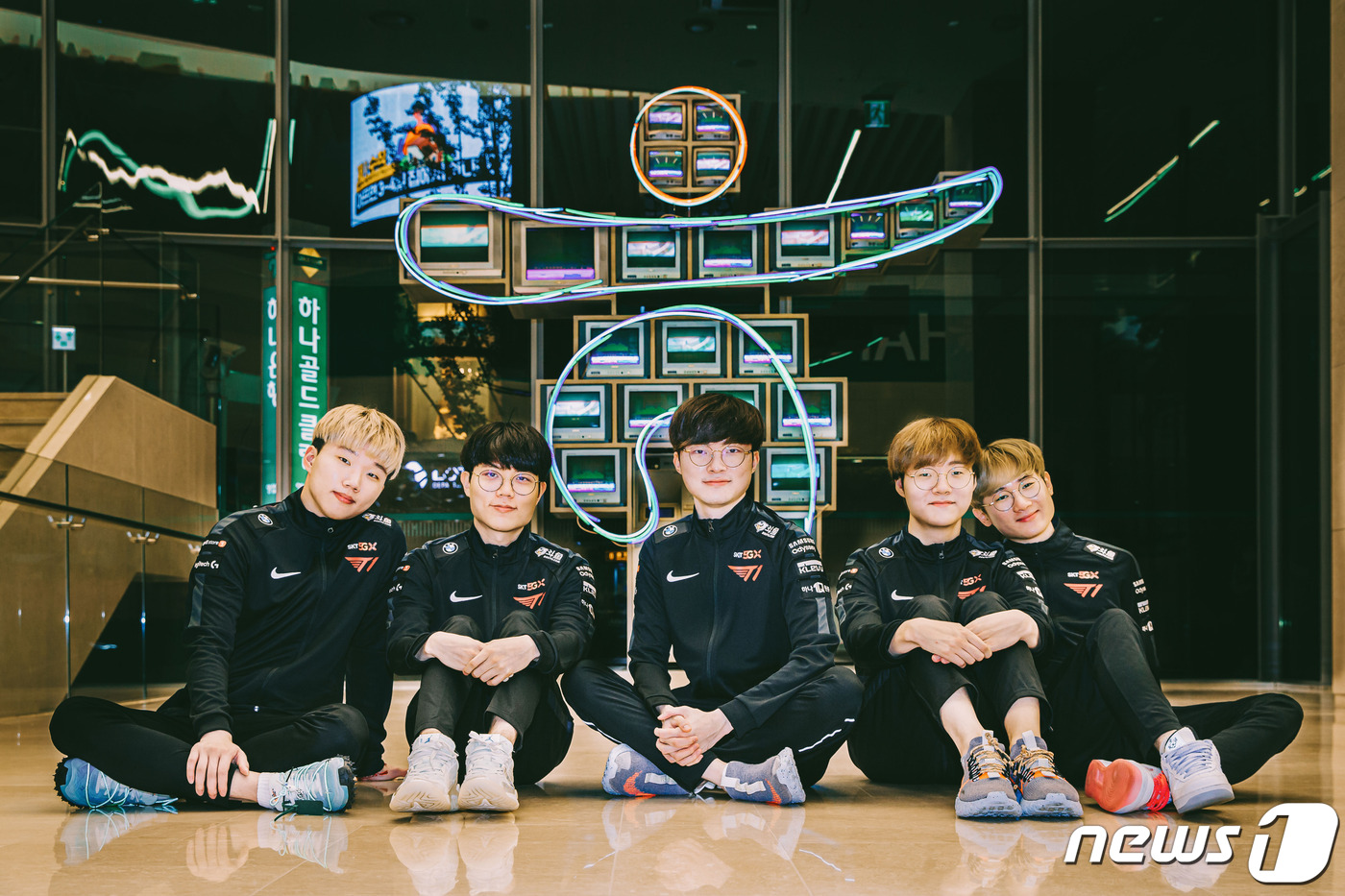 SKT T1, 하나은행과 파트너십 체결…금융도 밀레니얼 세대 찾는다