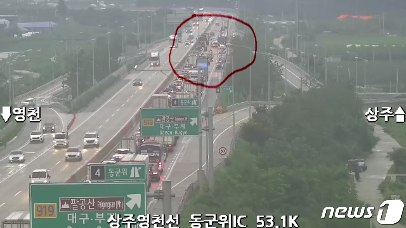 상주~영천고속도 동군위IC 인근서 차량 수송트럭 전복