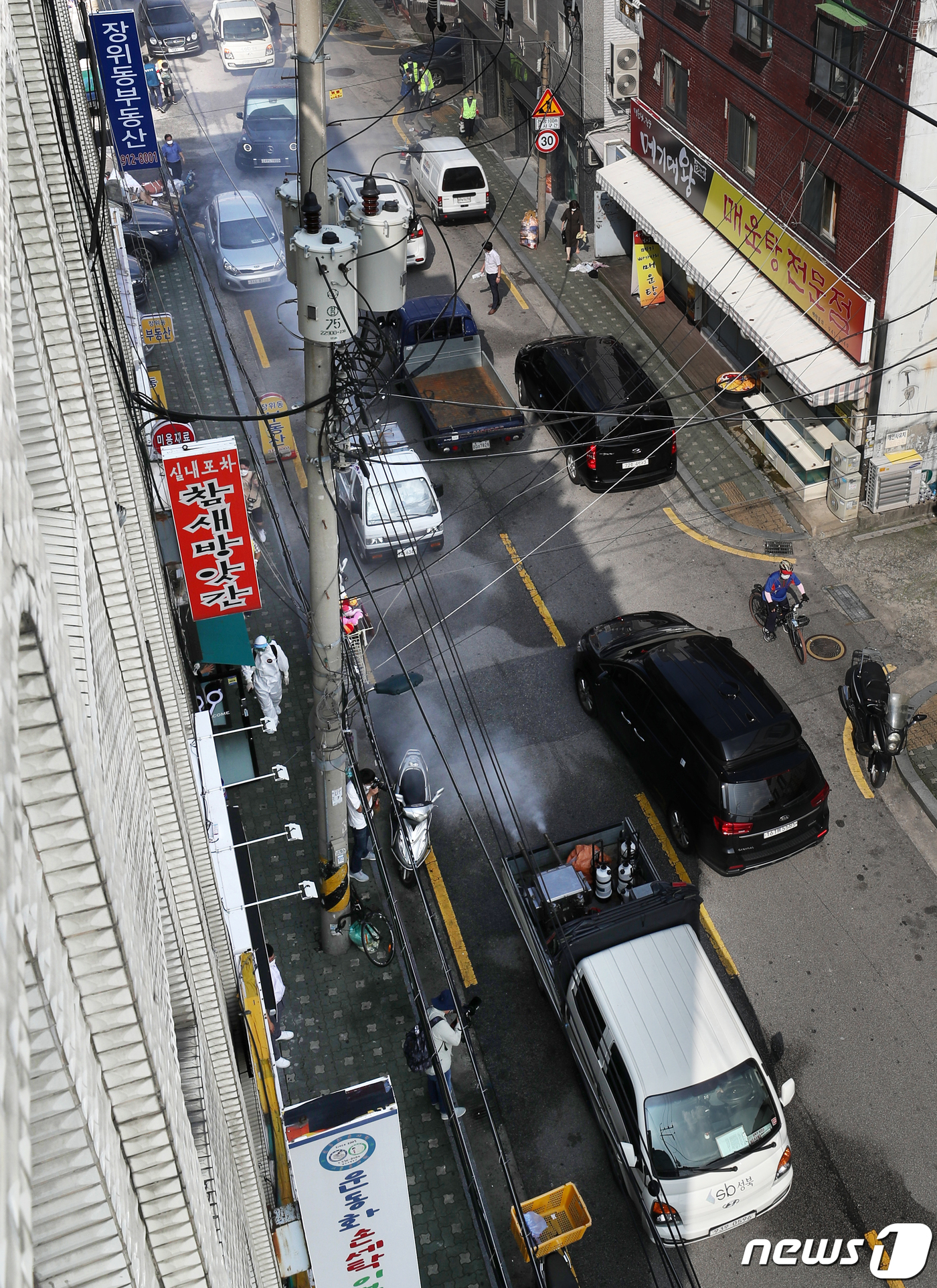 사랑제일교회 주변 소독하는 방역차량들