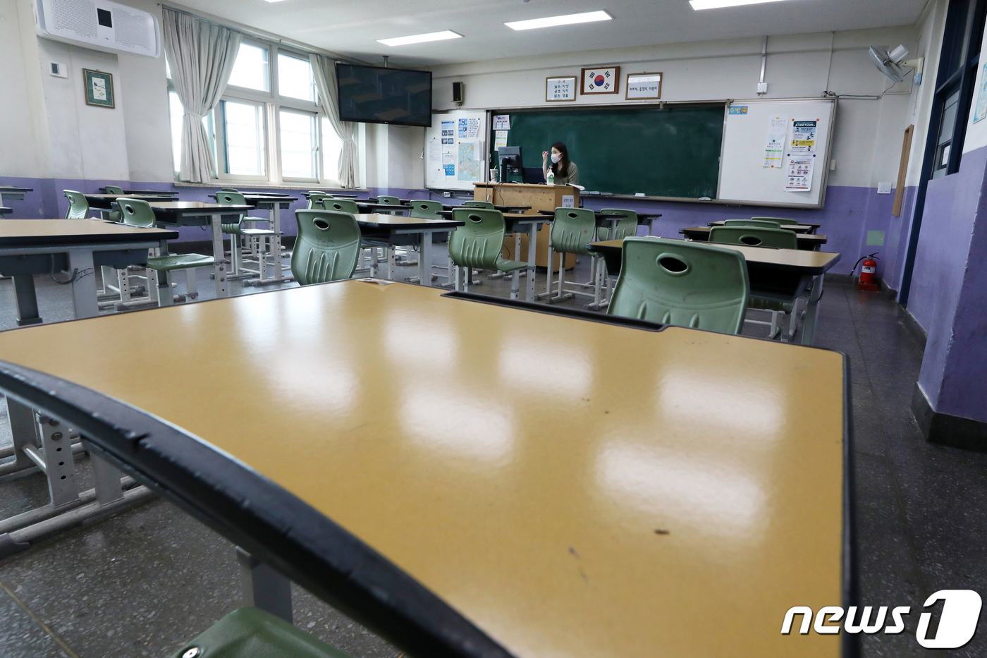 텅 빈 교실에서 진행되는 원격수업