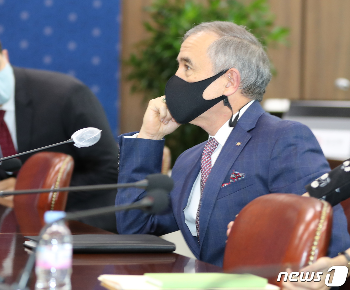 생각에 잠긴 해리 해리스 주한미대사