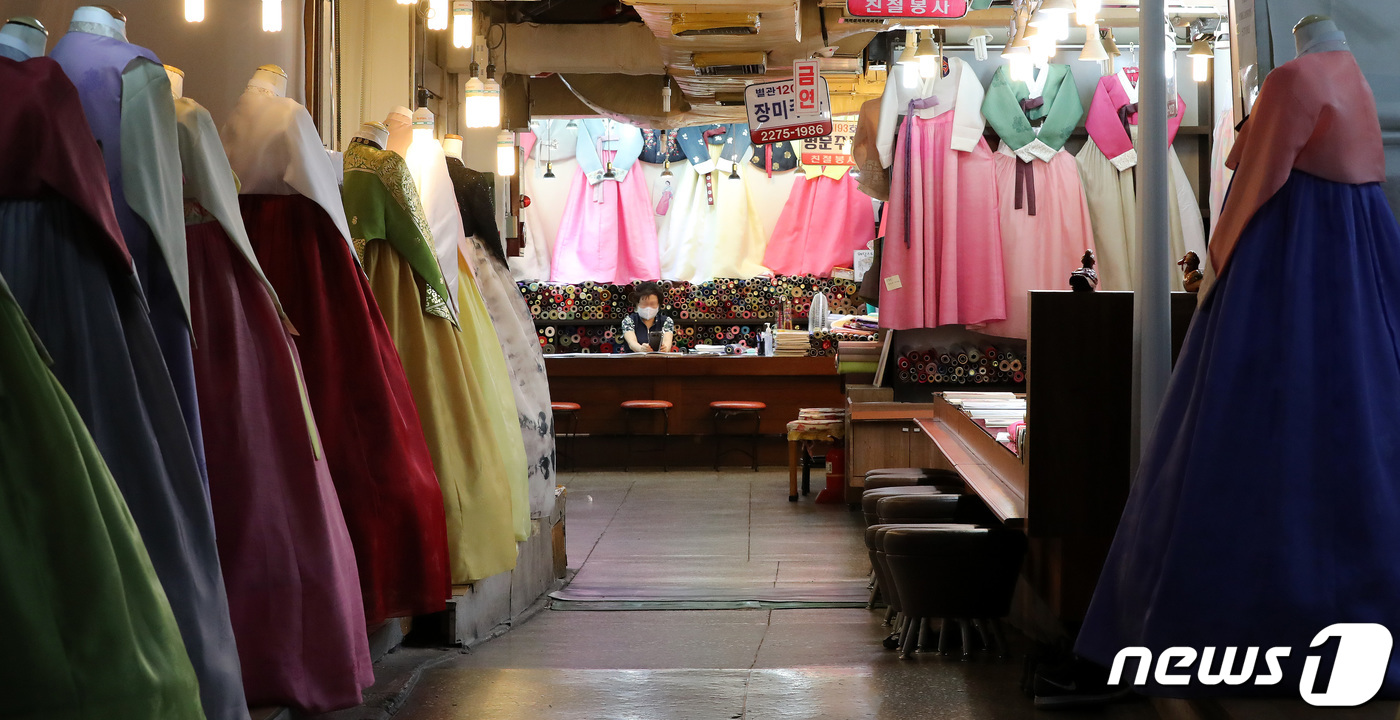결혼시즌이 돌아왔는데...썰렁한 한복매장