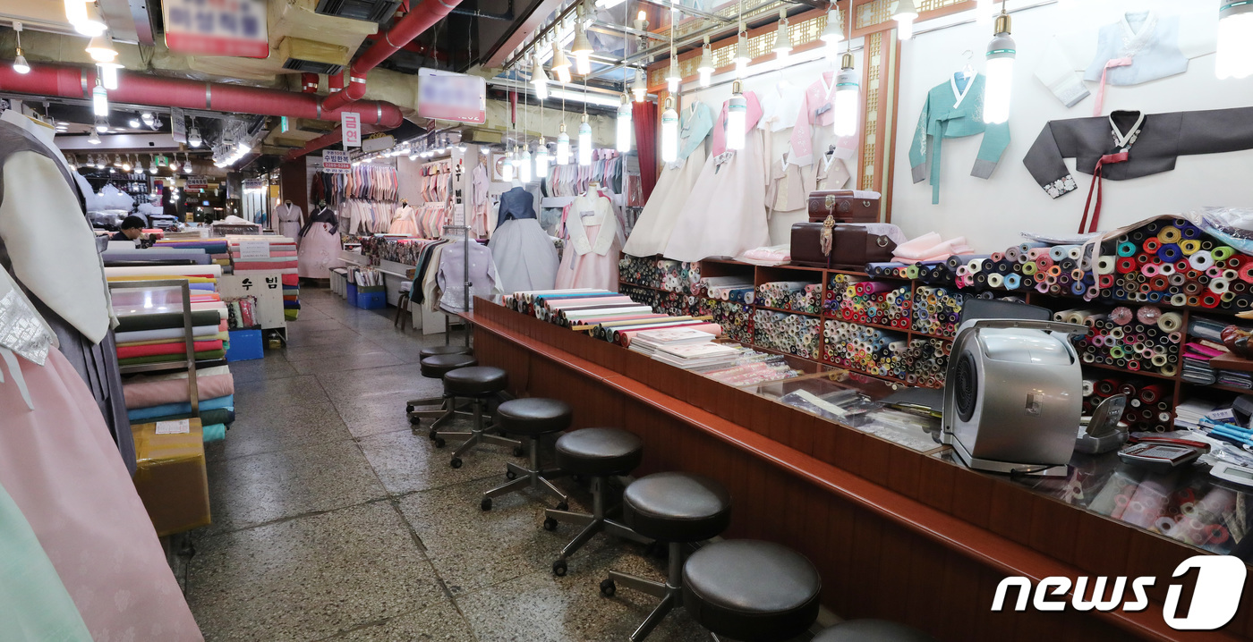 다시 찾아온 결혼성수기...썰렁한 한복매장