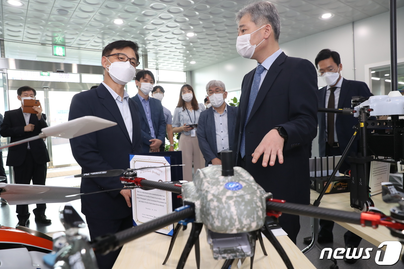 드론 설명 듣는 정병선 차관