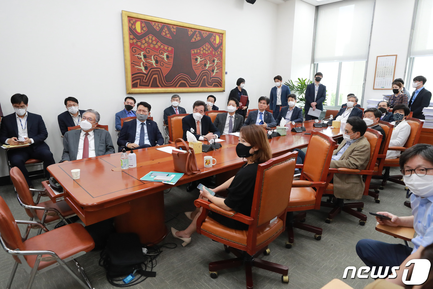 북측 통지문 내용 시청하는 외통위원들
