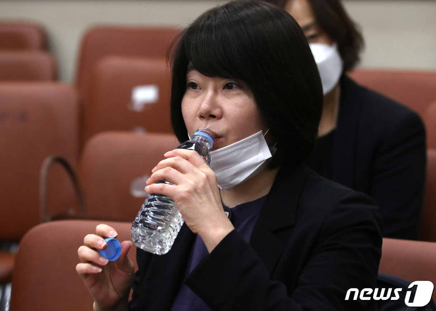 [국감] 목 축이는 이윤숙 네이버쇼핑 사장