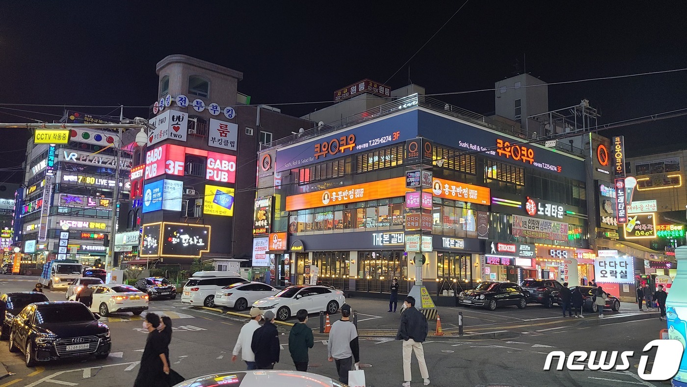 [르포]폭탄 안은 기분…집합금지 해제 업소 불안한 반색