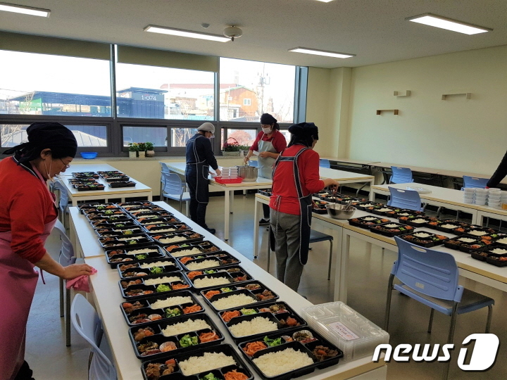 전주덕진지역자활센터, 저소득층에 도시락 배달 눈길