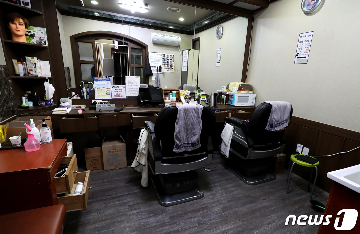 코로나19로 텅빈 목욕탕 이발소