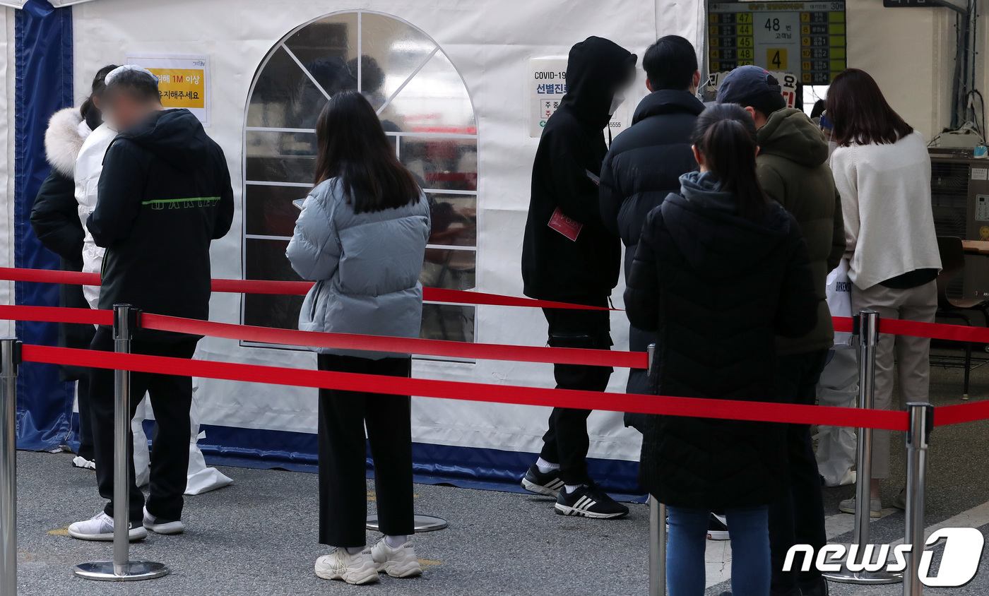 서초구 확진자 12명…즐거운마트 방배점 방문자 유증상시 검사