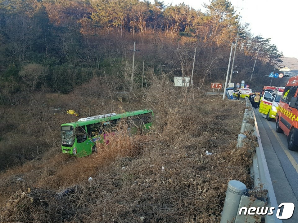 부산서 마을버스 가드레일 받고 언덕 아래 추락…1명 경상