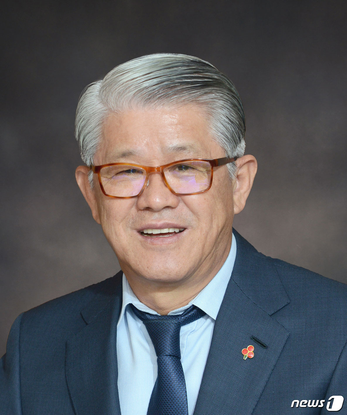 최신원 SK네트웍스 회장, 대한펜싱협회장 연임 성공