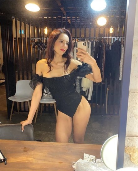 [N샷] 미수다 에바, 거울 앞에서 군살없는 56kg S라인 몸매 인증
