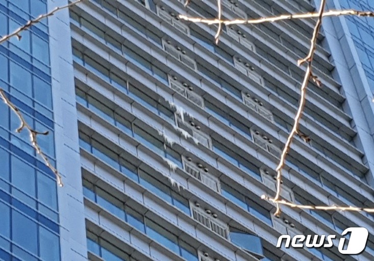 강추위에 꽁꽁 언 아파트 고드름…5차로 3시간 통제(종합)