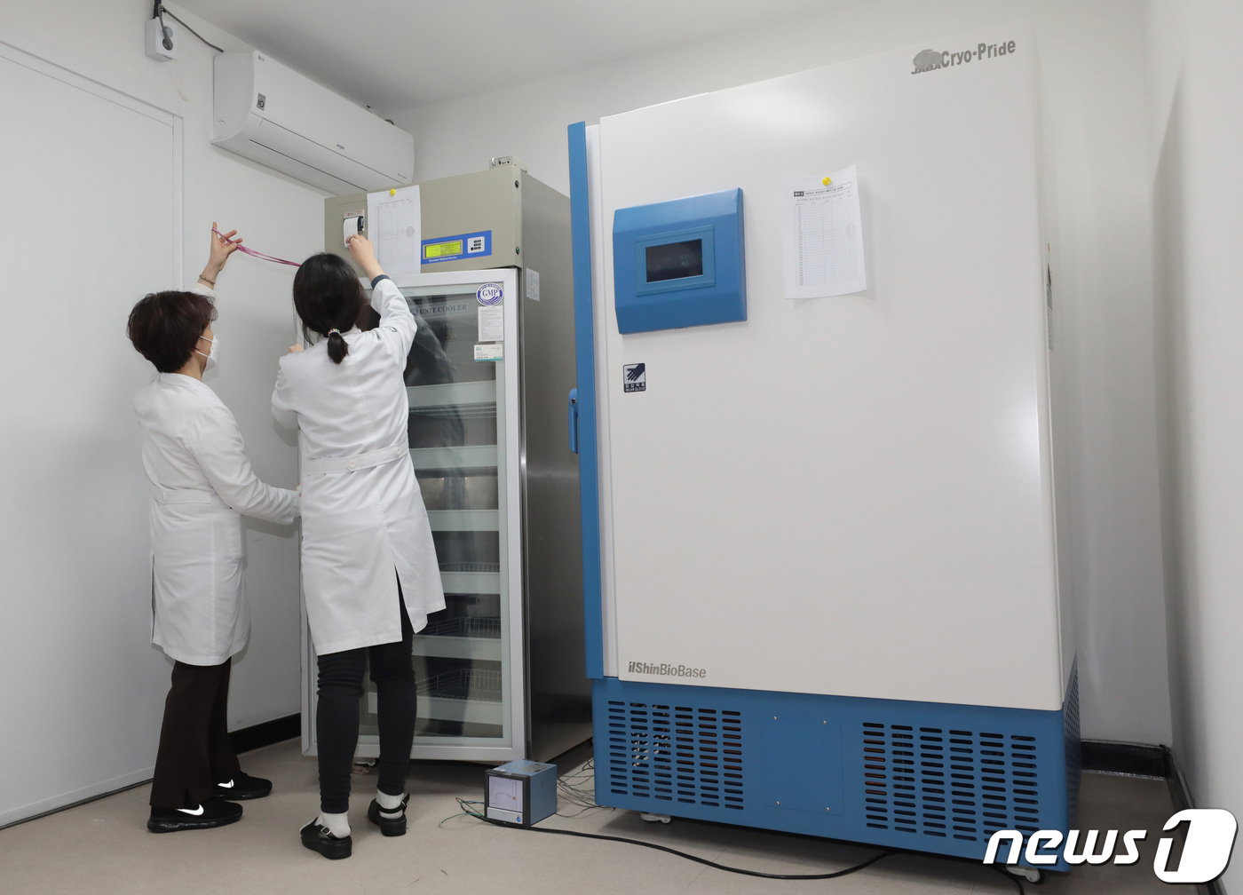초저온 냉동고 점검하는 관계자들