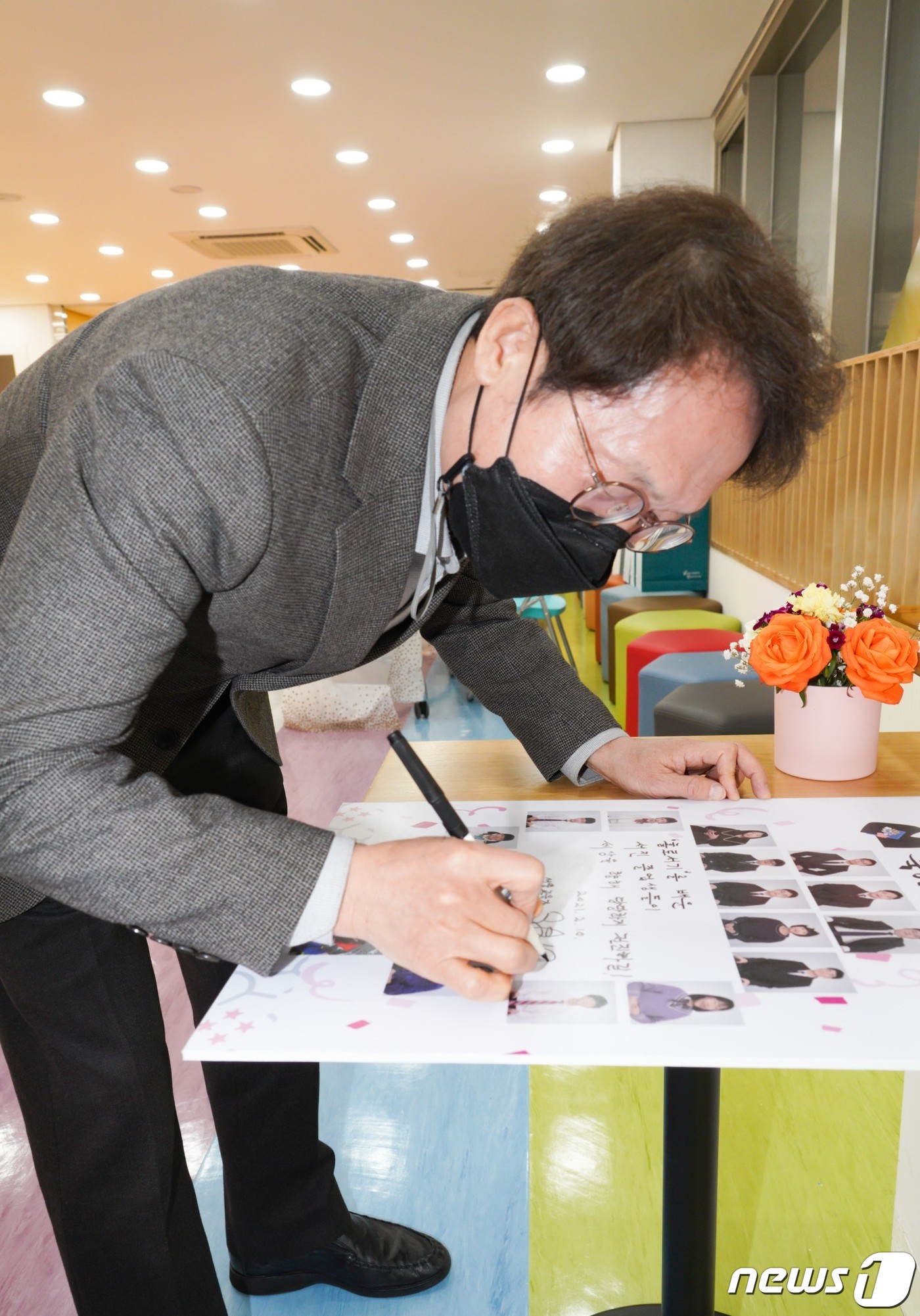 졸업 축하말 남기는 조희연 교육감