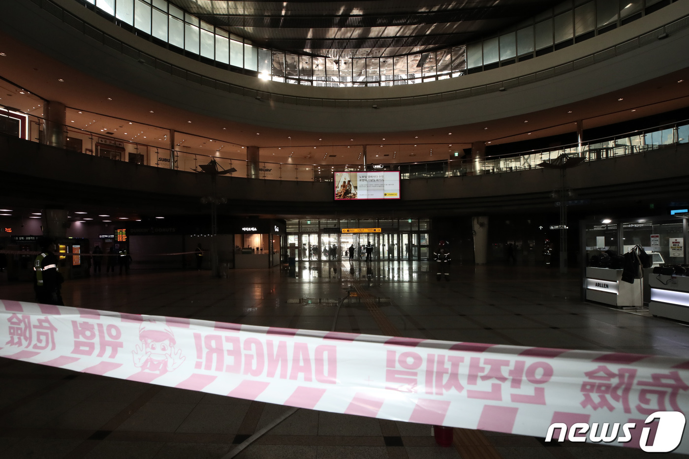 화재로 구멍난 주차장 창벽