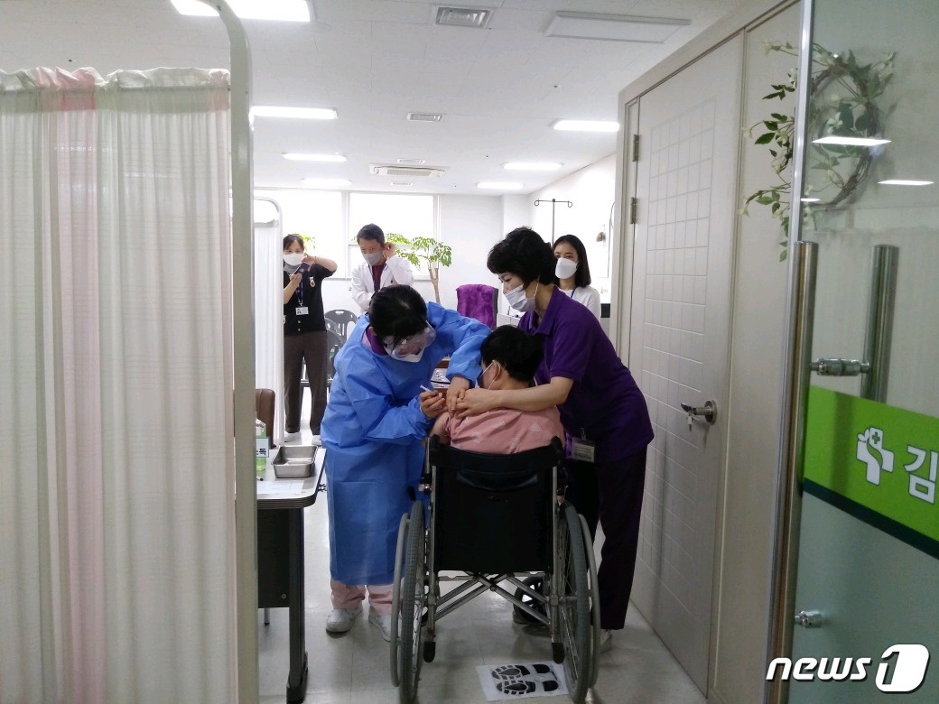 긴 터널 빠져나온 느낌…김해 강남요양병원 이사장 1호 접종