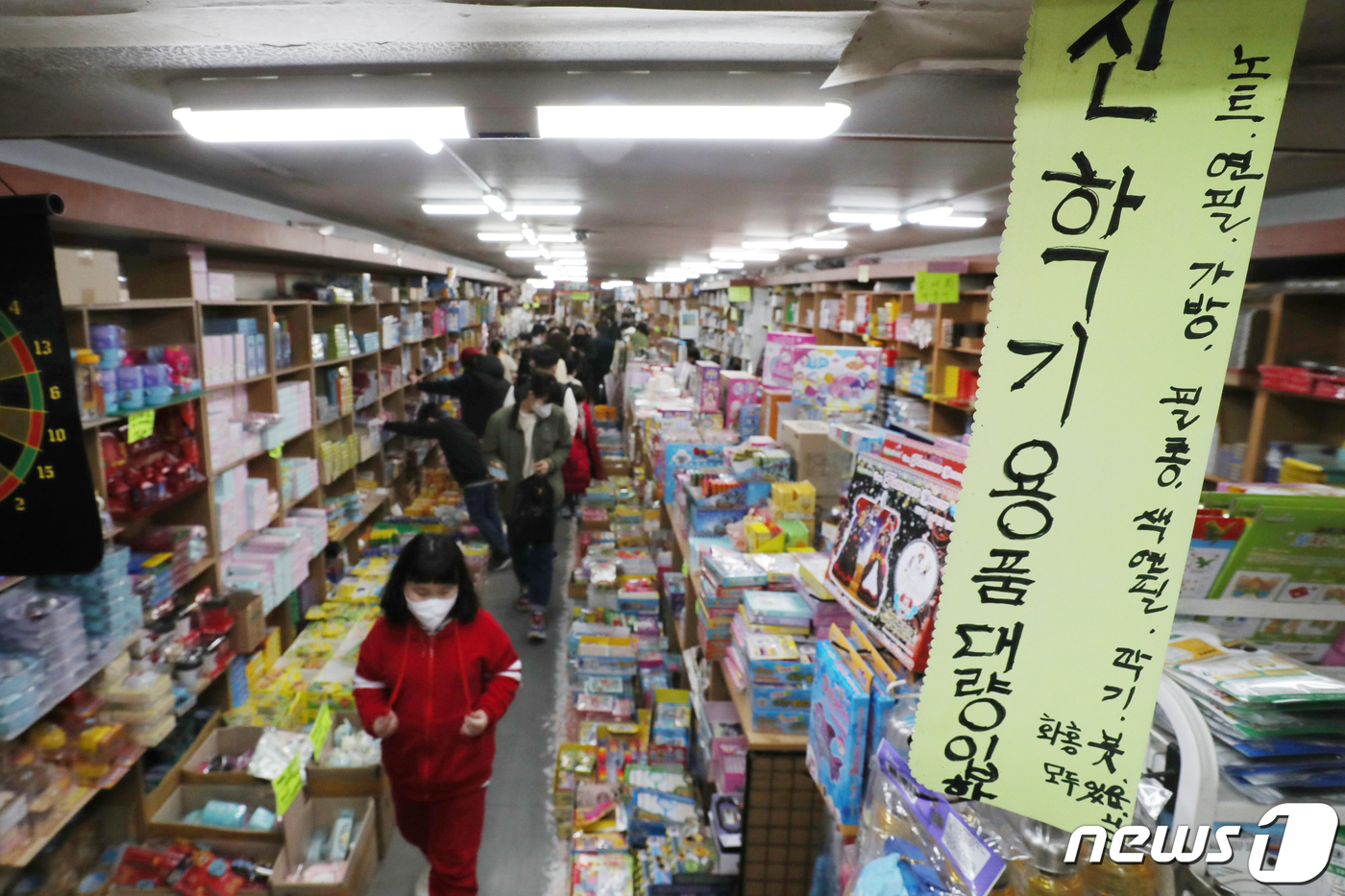 개학 앞두고 북적이는 문구사