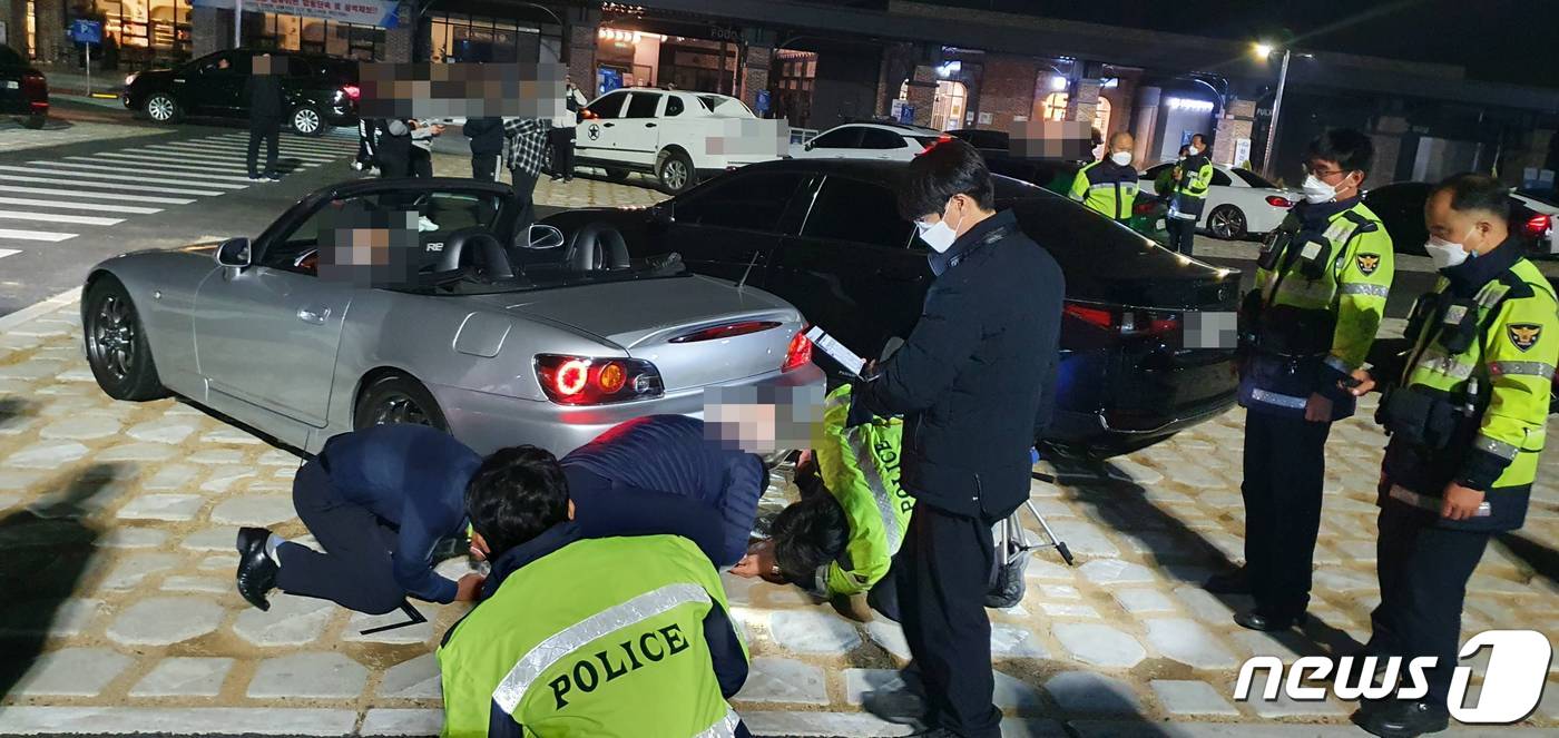 서울문산고속도로 굉음 폭주 스포츠카 동호회원 20명 적발