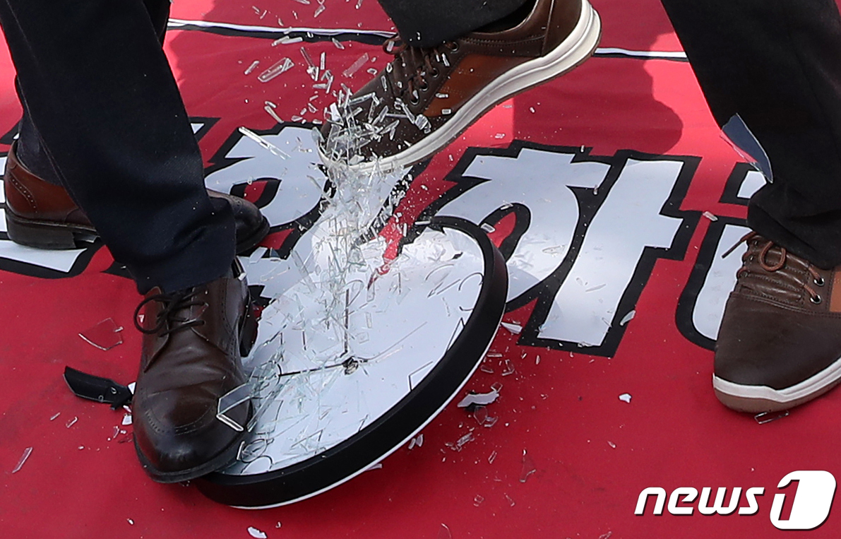 짓밟히는 10시 시계