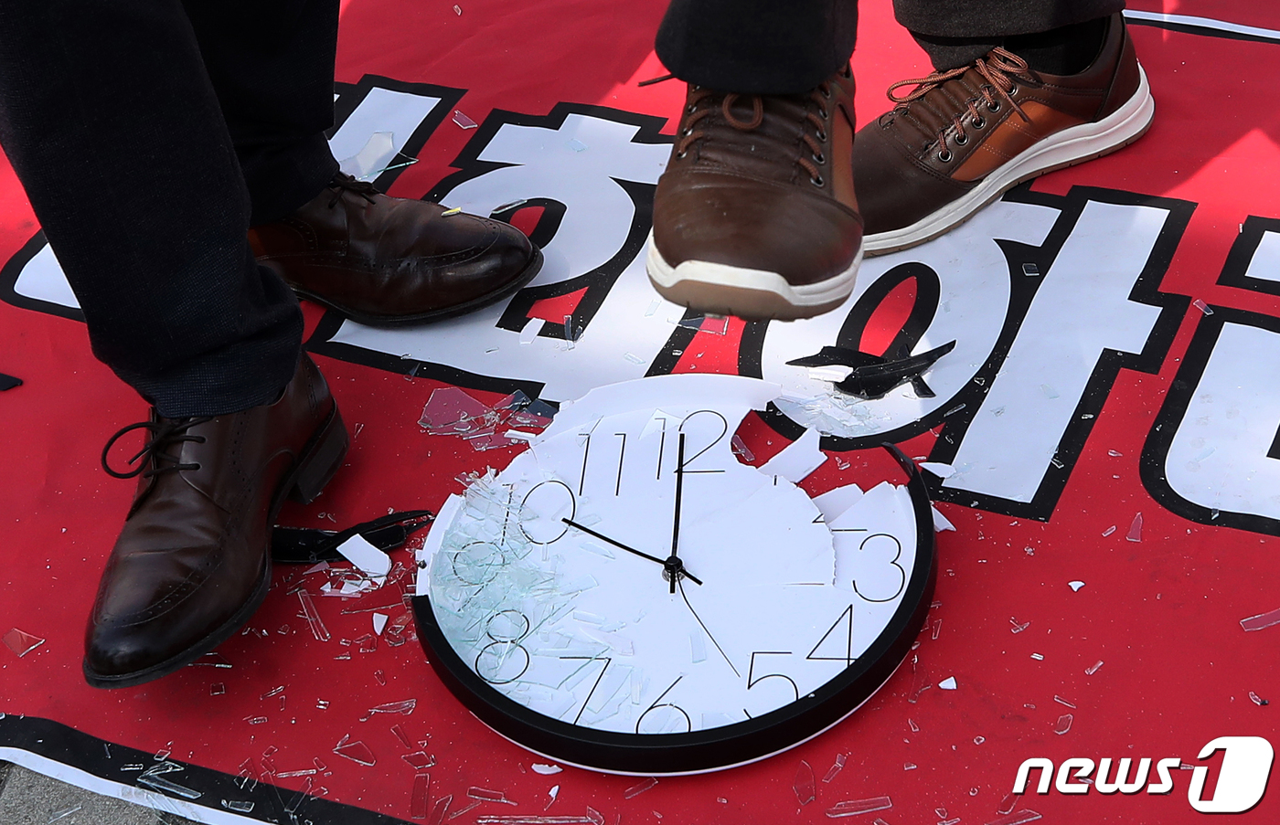 10시 시계 짓밟는 당구장 업주들