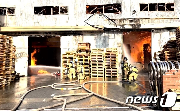 부산 강서구 녹산공단 골판지 공장서 불…큰 불길 잡혀