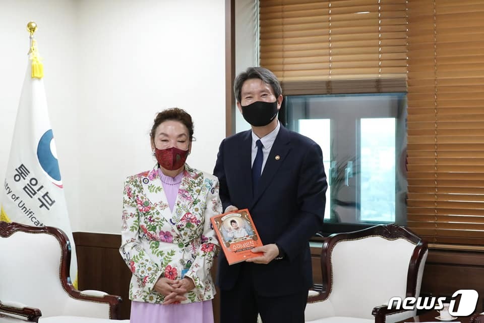 통일부 찾은 수미네 반찬 수미쌤…이인영과 북한 음식 얘기