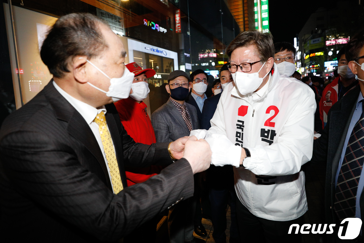 주먹 부딪히는 박형준 후보