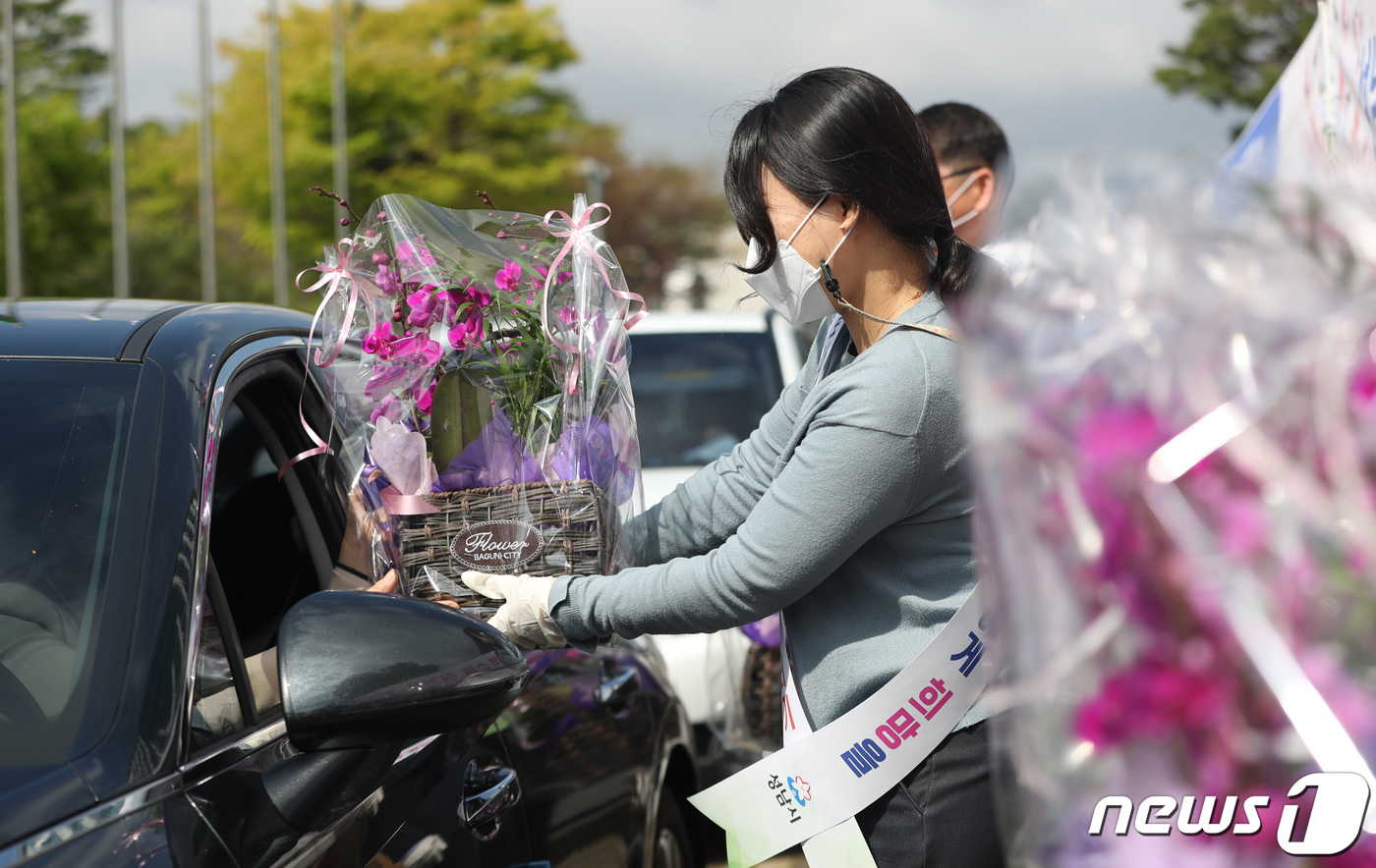 꽃과 화분 사러 왔어요