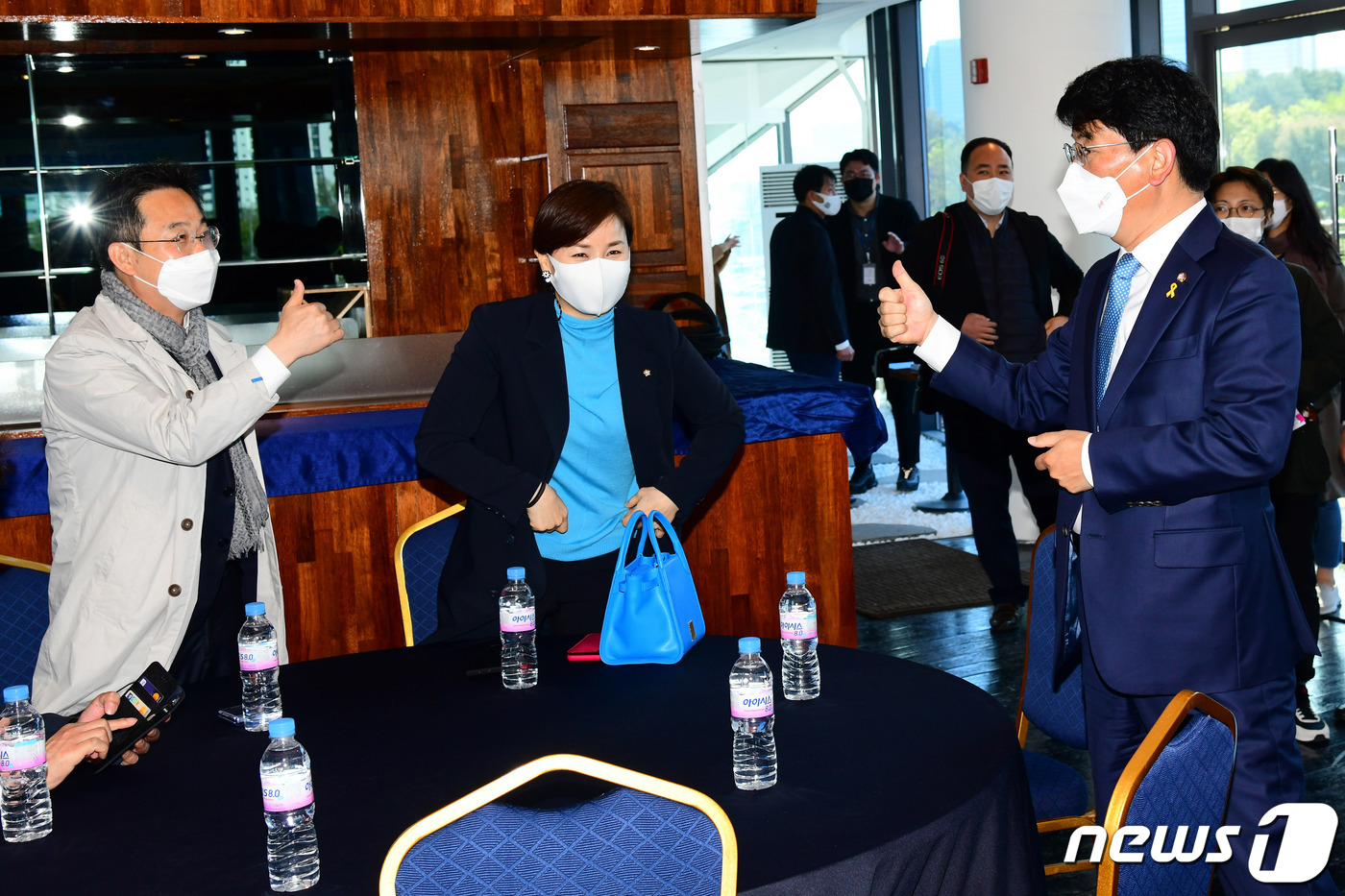 인사하는 박완주·박성준
