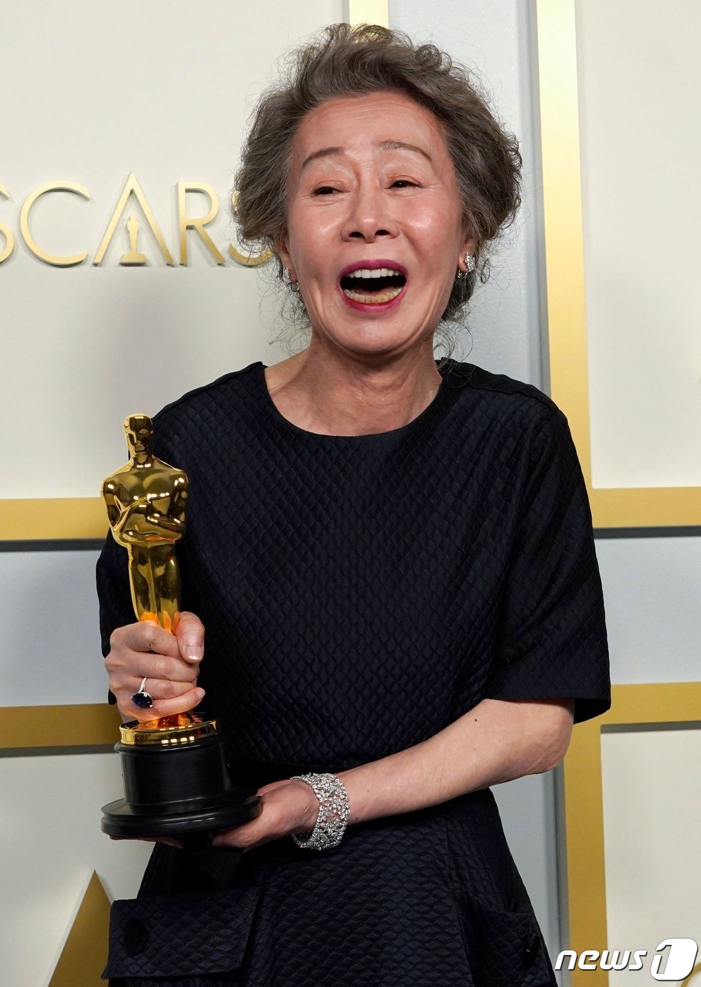 윤여정, 韓 배우 최초 오스카상 품다