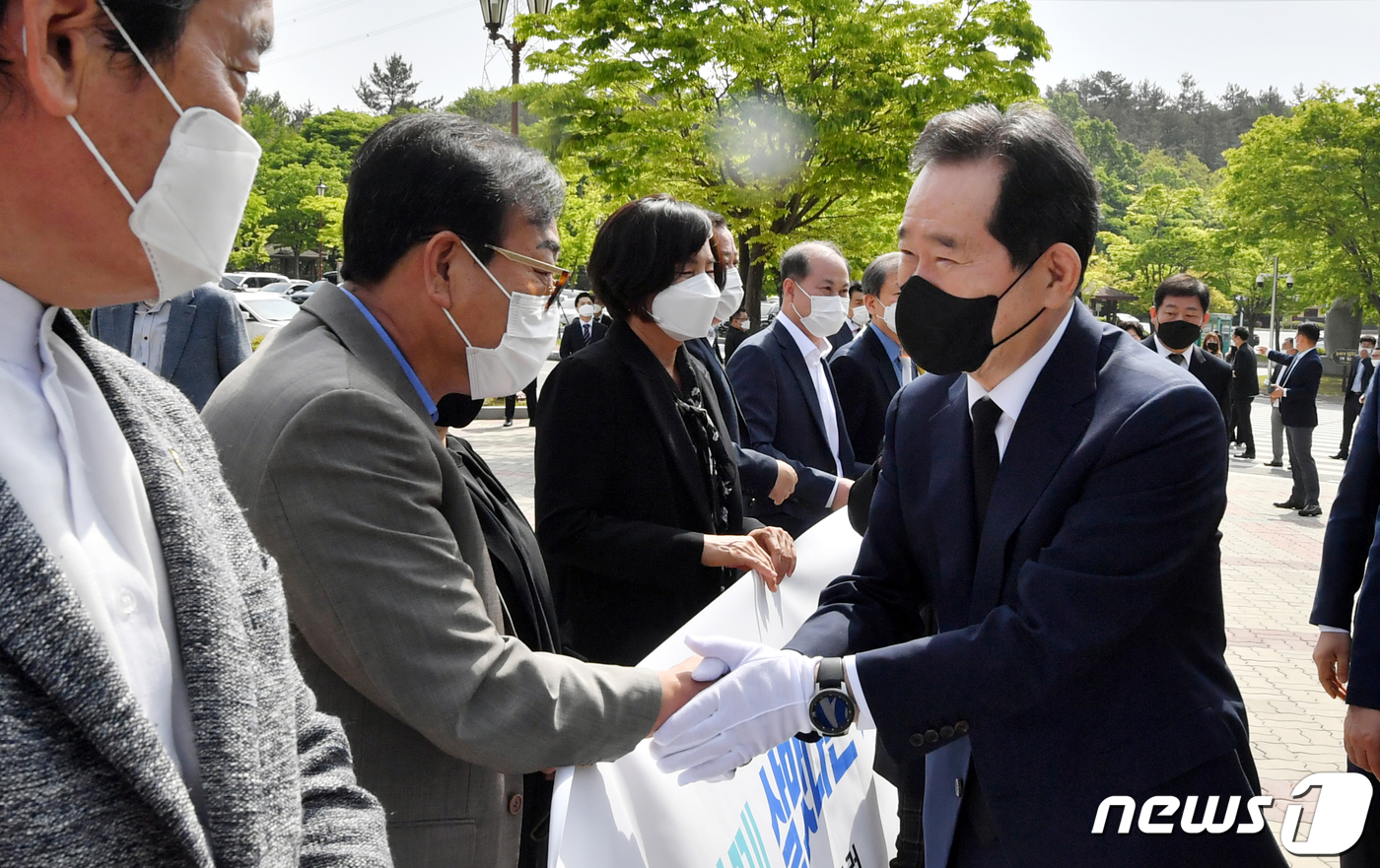 참배 앞서 지지자와 인사 나누는 정세균 전 총리