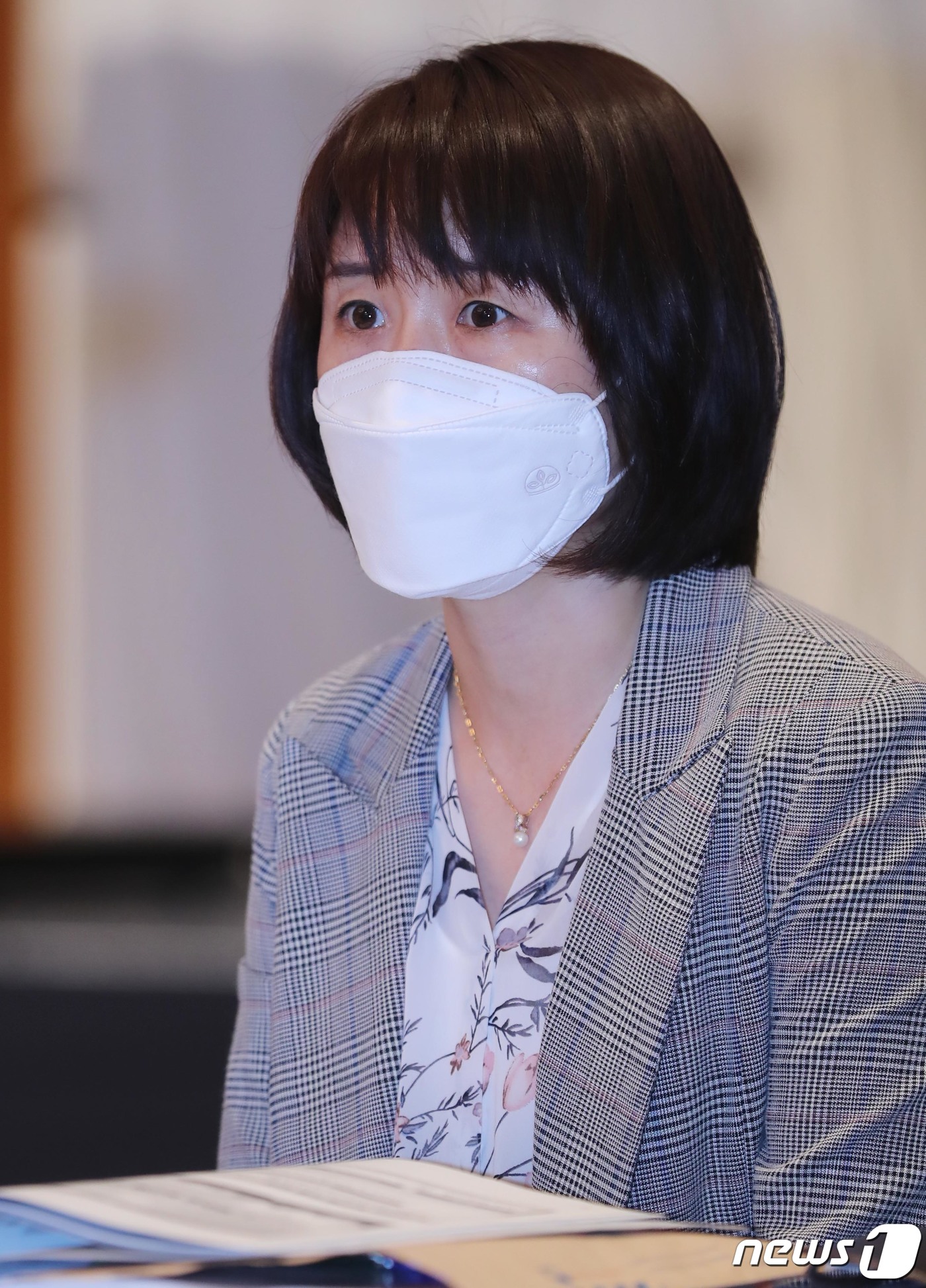 토론하는 강금란 성산일출봉농협 농산물산지유통센터장