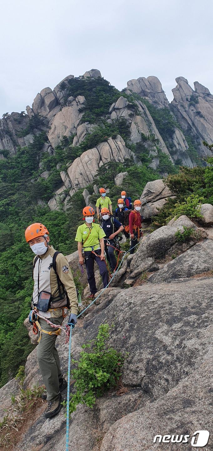 북한산 국립공원 산악안전봉사단 암릉 위험구간 점검