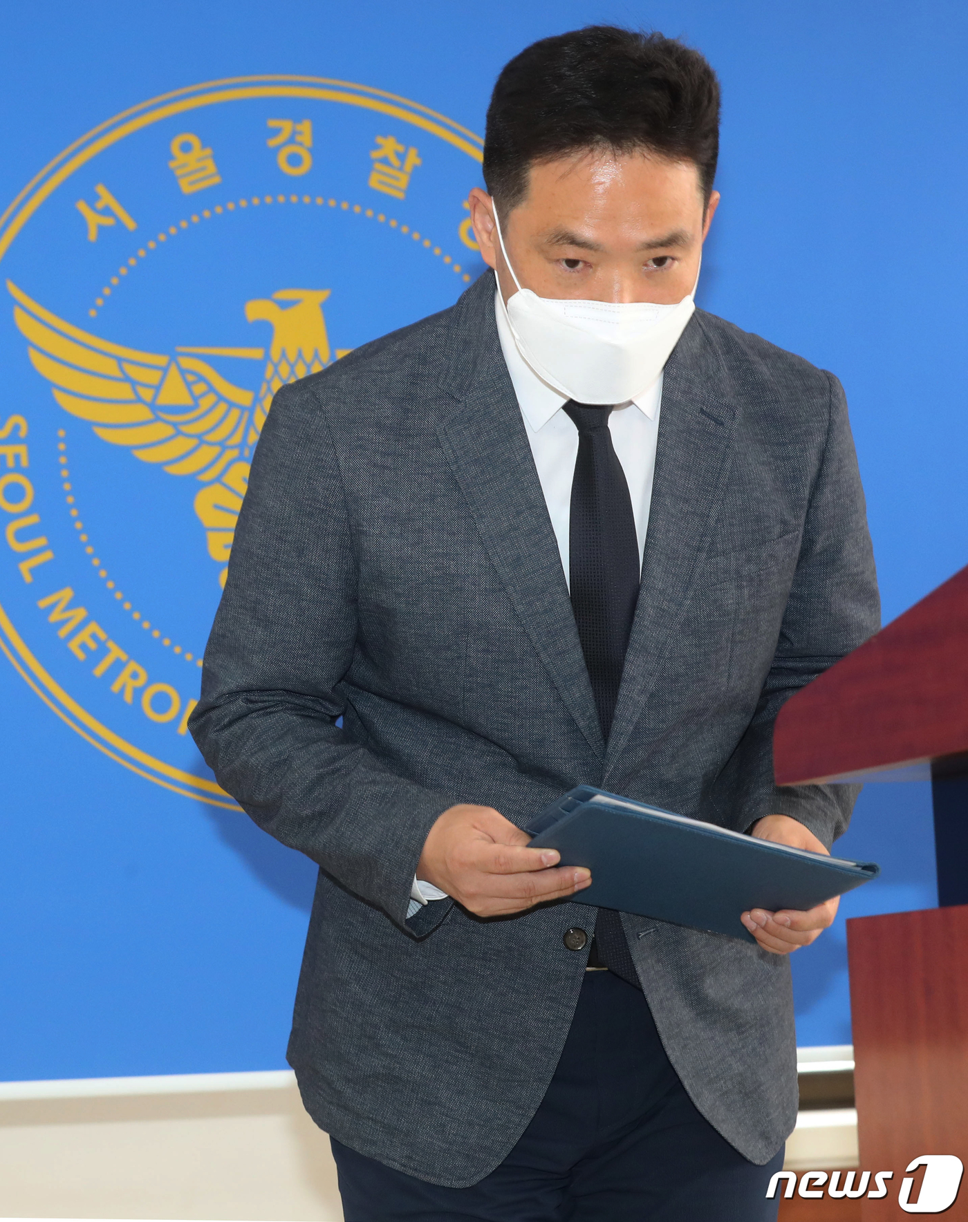 인사하는 한원횡 서울경찰청 형사과장