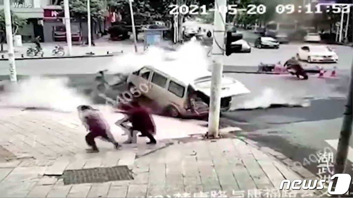 [영상] 출근길에 이게 무슨 일... 땅속으로 꺼지고 공중으로 치솟고