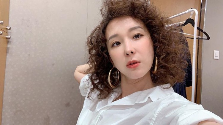 [N샷] 둘째 임신 이지혜, 복고풍 뽀글머리 변신 파격